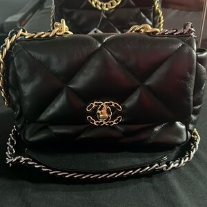 Beautiful black Lambskin leather  designer  crossbody bag 25 cm